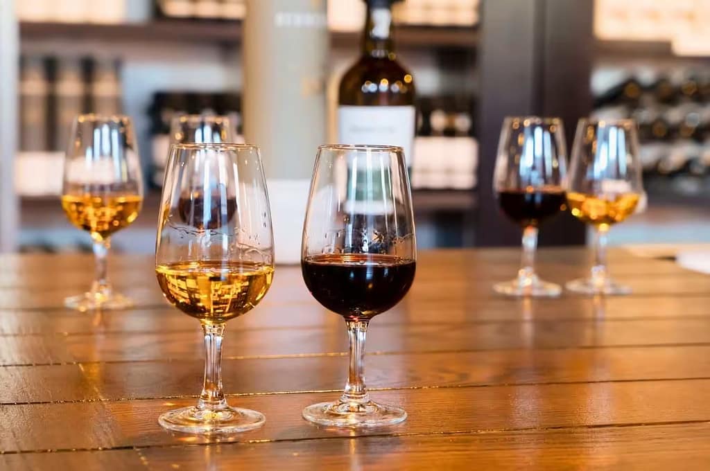 Taças de diferentes estilos de vinho do Porto