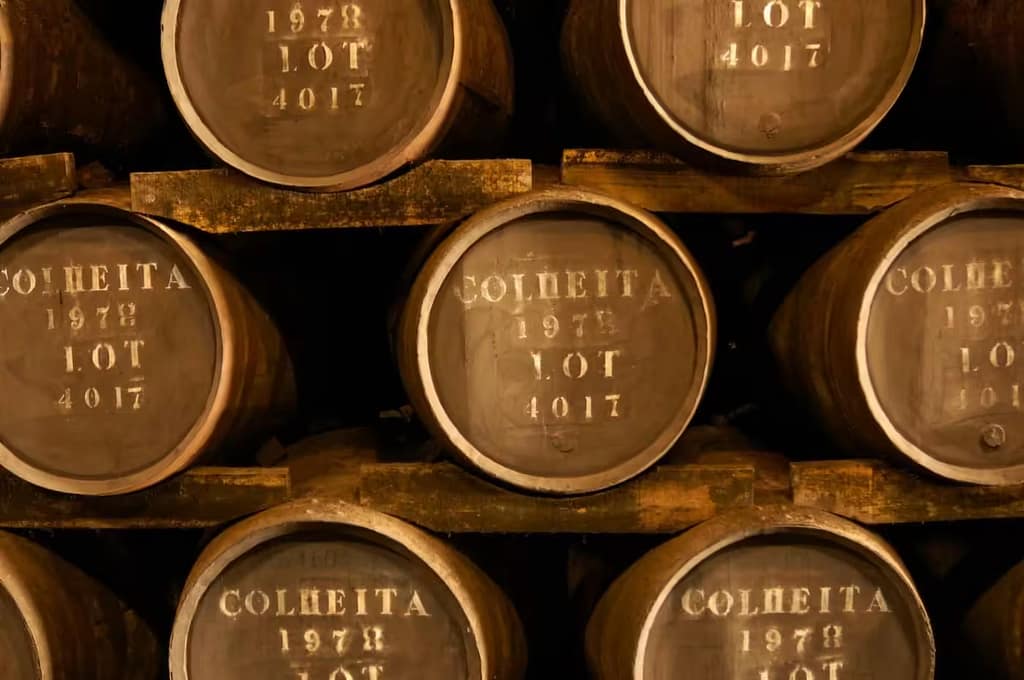 Vinho do Porto envelhecendo em barricas de carvalho