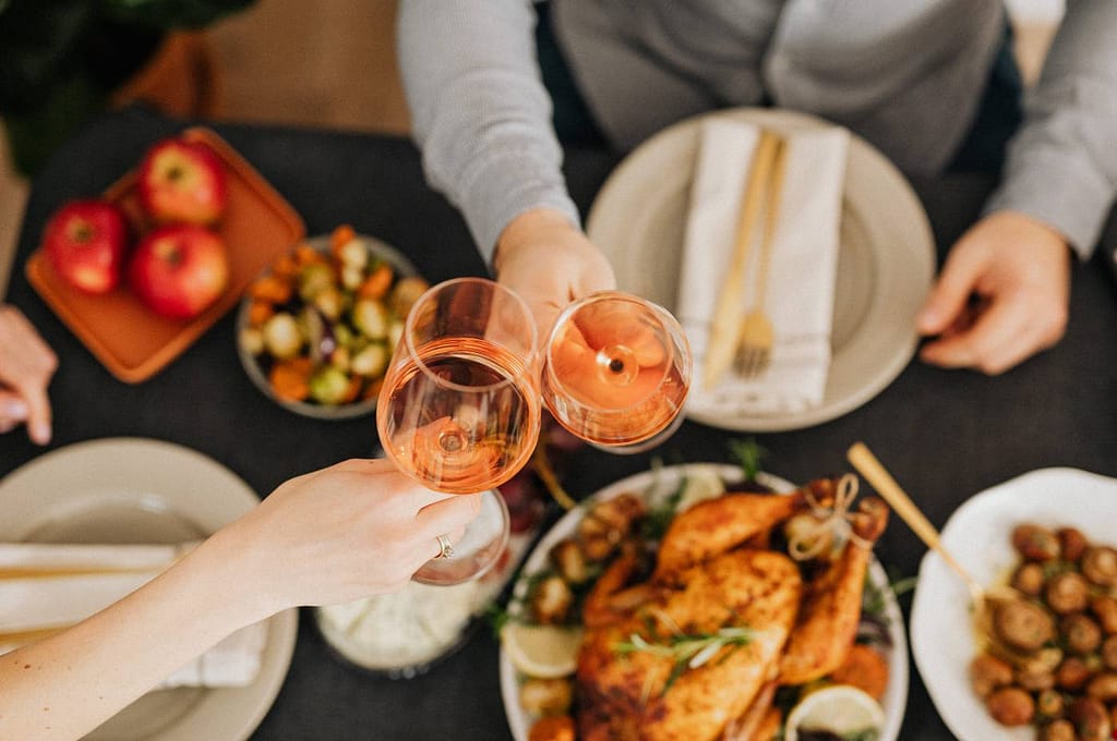 Frango assado servido com vinho rosé é uma excelente opção de harmonização para o dia a dia