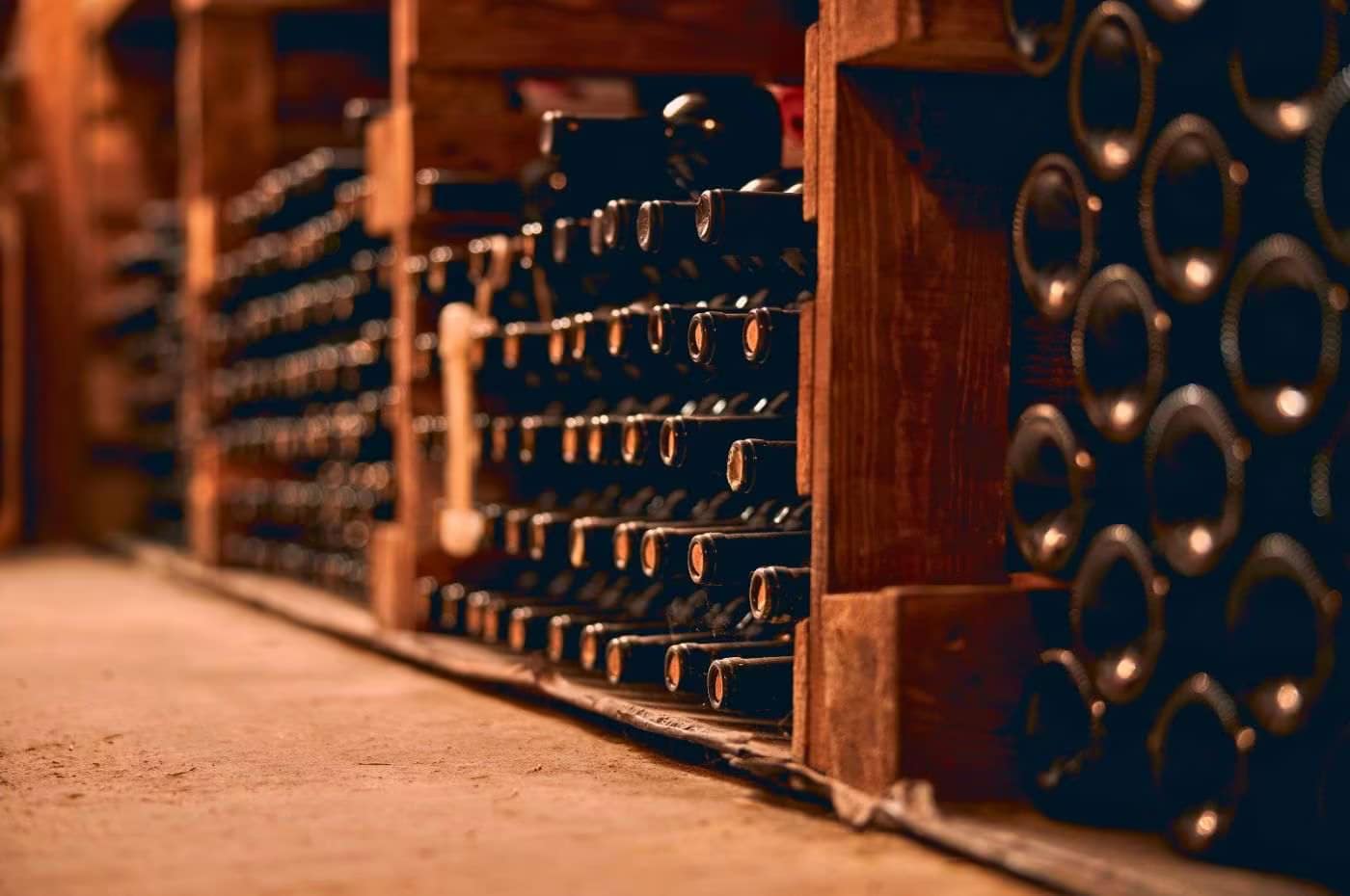 Garrafas de vinho de guarda em uma adega subterrânea
